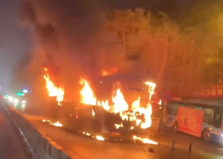 xe buyt bat ngo boc chay tro khung khi vua roi ben o ha noi