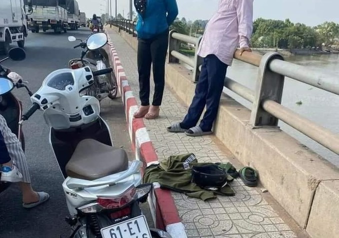 de lai xe may tren cau co gai bat ngo nhay xuong song sai gon 2