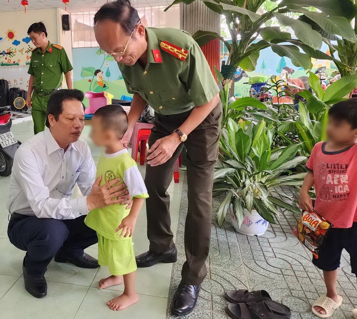 bat giu doi tuong cam hung khi xong vao truong mam non o tien giang 2 bat giu doi tuong cam hung khi xong vao truong mam non o tien giang 2