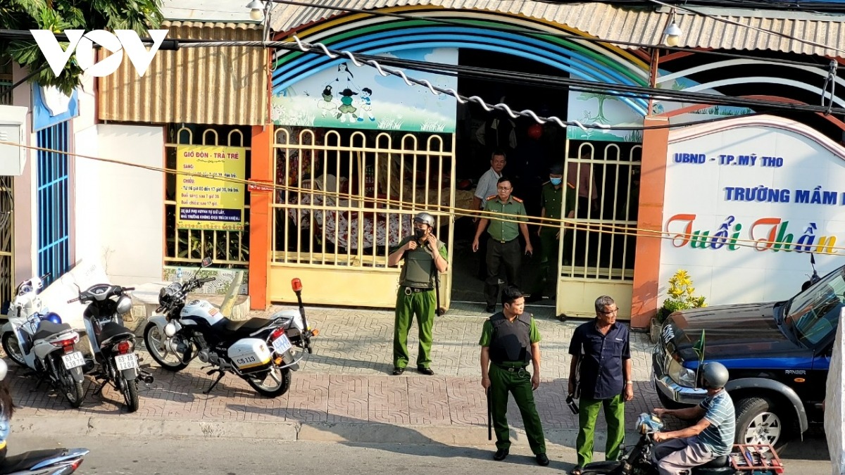 bat giu doi tuong cam hung khi xong vao truong mam non o tien giang1 bat giu doi tuong cam hung khi xong vao truong mam non o tien giang1