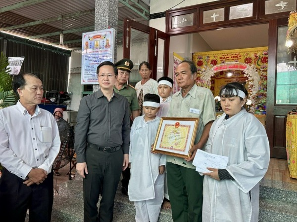 bac kan truy tang bang khen cho