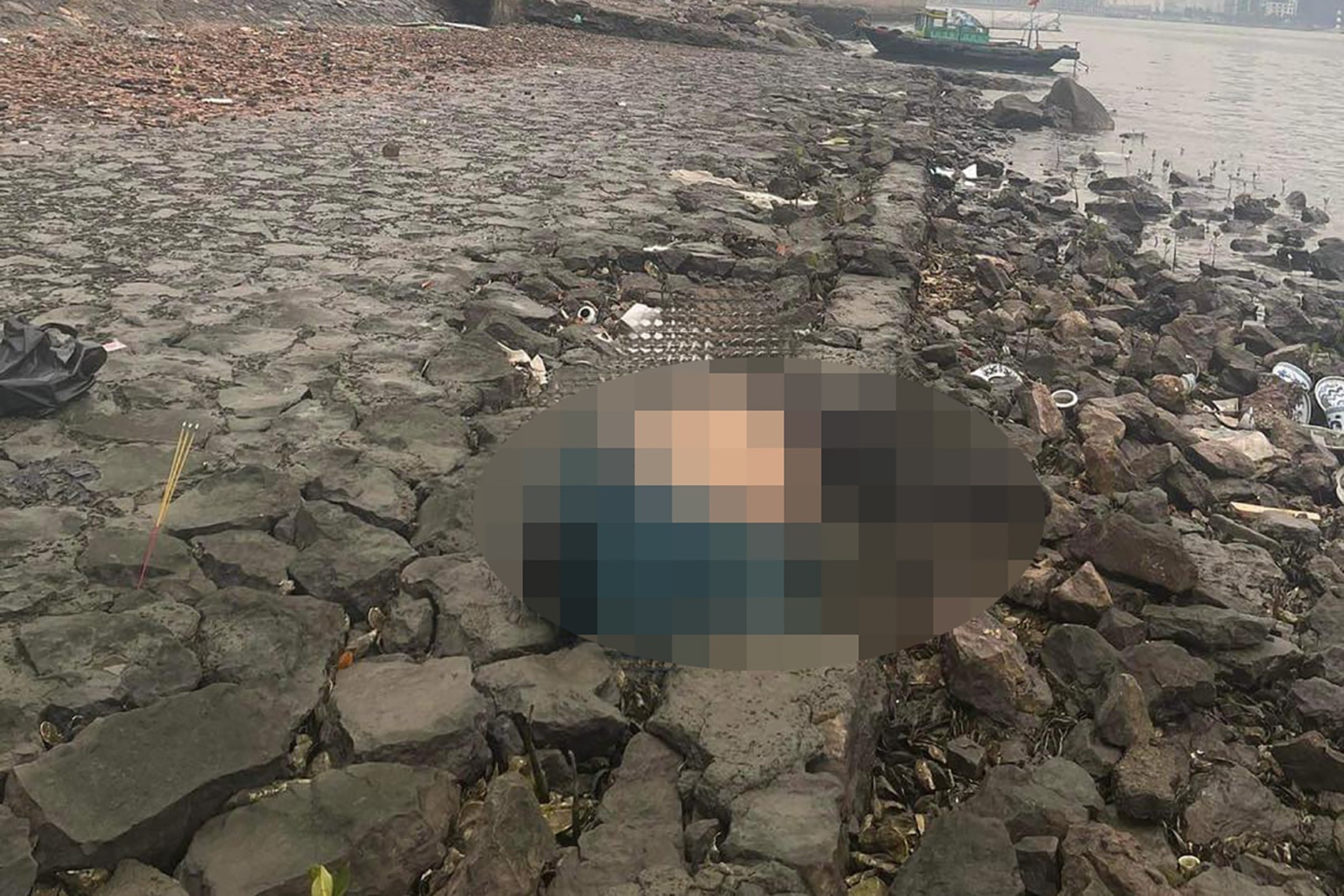 vu thi the phu nu gan cau bai chay nan nhan mac ao khoac da xanh chan di tat den trang 11 vu thi the phu nu gan cau bai chay nan nhan mac ao khoac da xanh chan di tat den trang 11