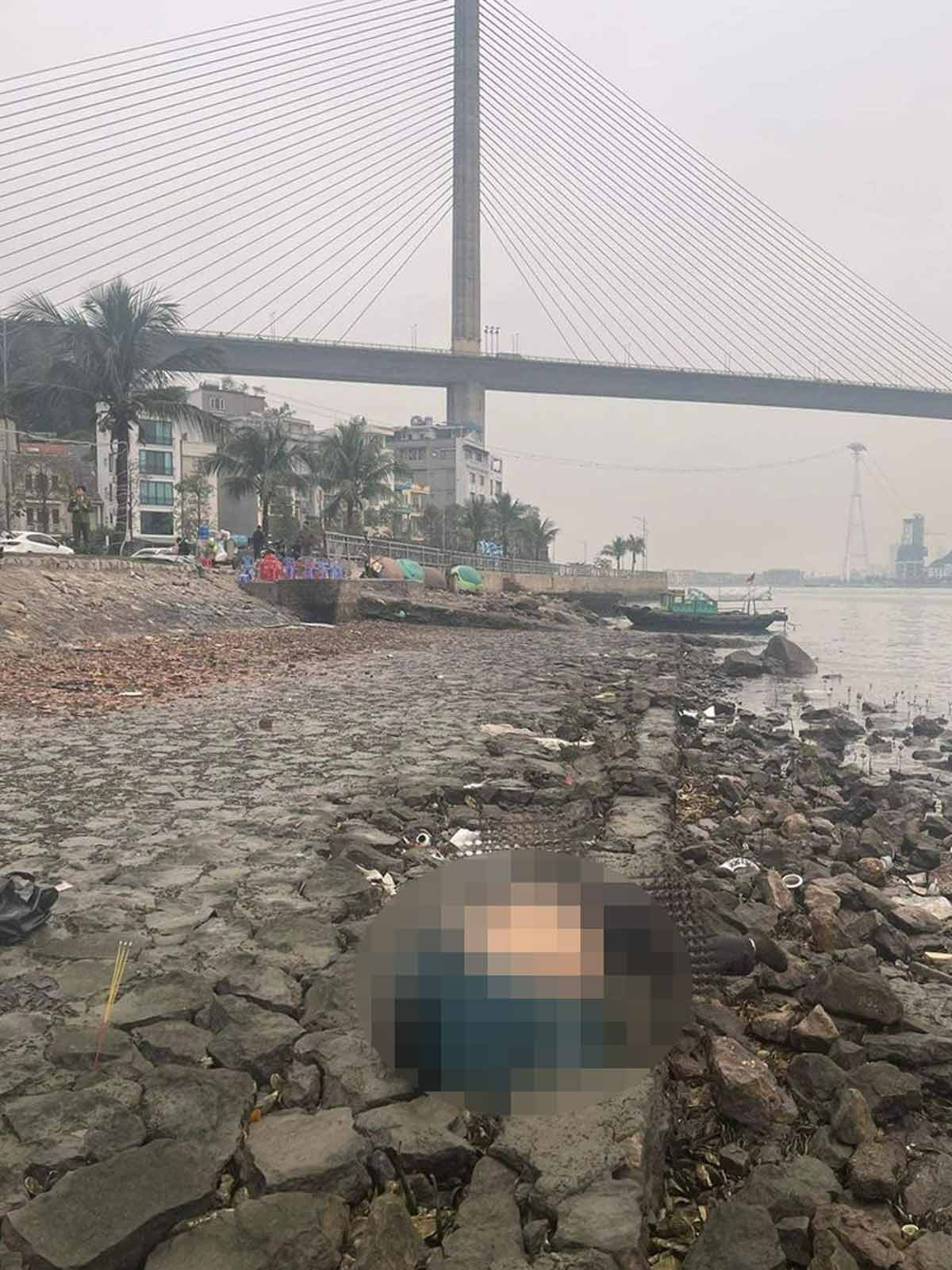 vu thi the phu nu gan cau bai chay nan nhan mac ao khoac da xanh chan di tat den trang 2 vu thi the phu nu gan cau bai chay nan nhan mac ao khoac da xanh chan di tat den trang 2