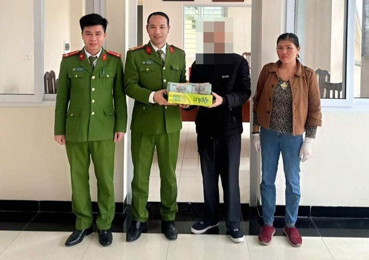 nguoi phu nu ban trung phat hien 12 ty trong xe toi hoang loan suyt ngat nguoi phu nu ban trung phat hien 12 ty trong xe toi hoang loan suyt ngat