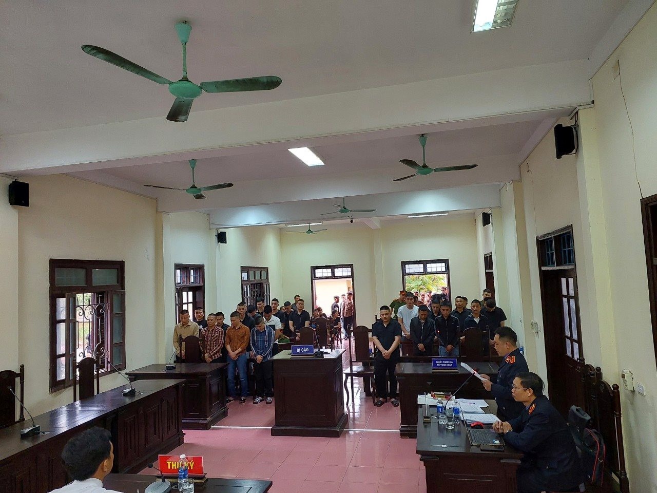 30 thanh nien com can hon chien o quang binh linh an 2