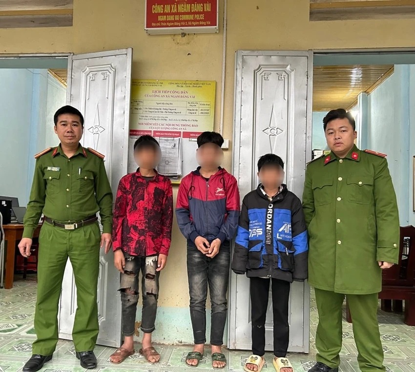 tinh tiet bat ngo vu nhom nam sinh nem da vao xe qua duong o ha giang