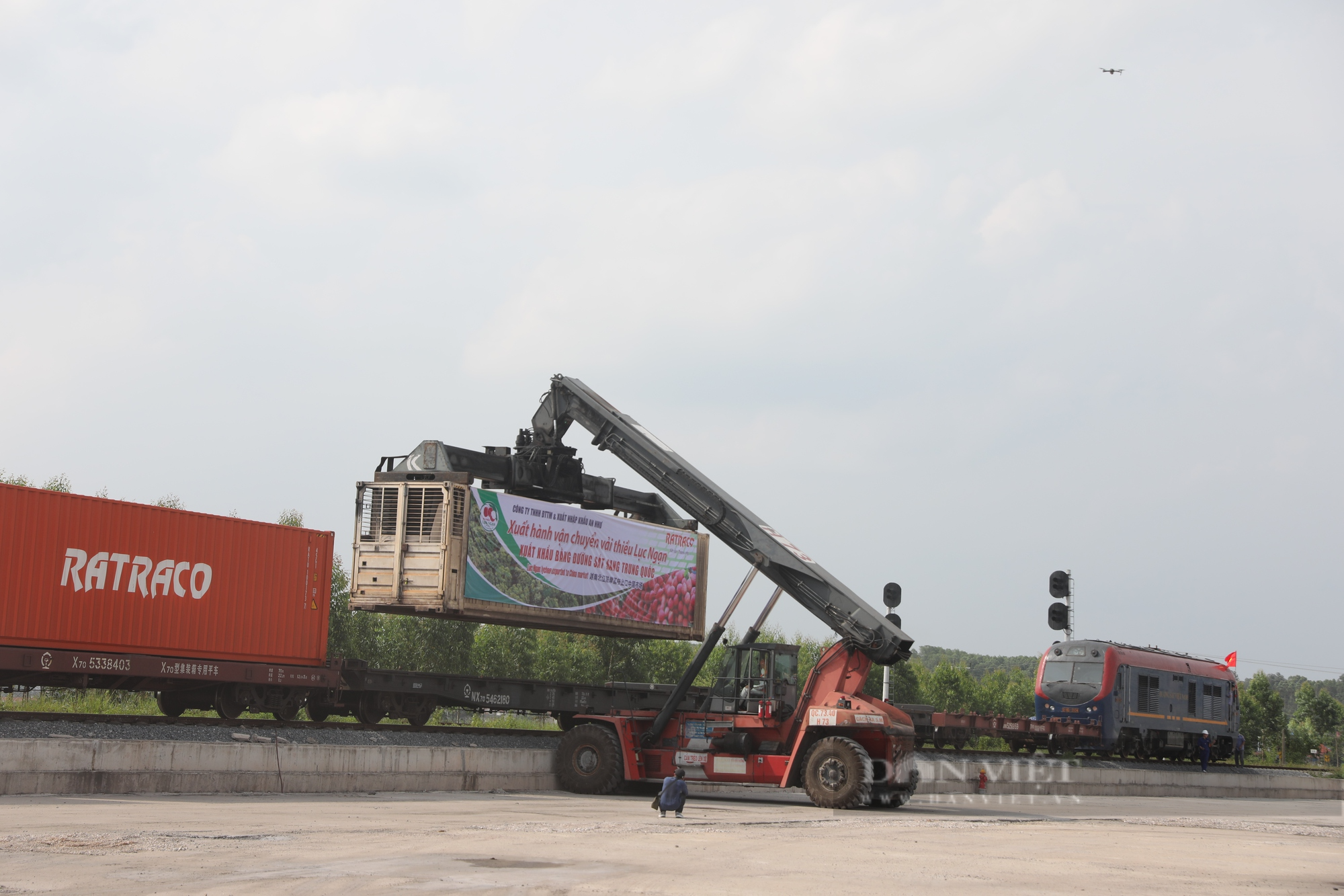 bac giang lan dau xuat khau 56 tan vai thieu sang trung quoc bang duong sat bac giang lan dau xuat khau 56 tan vai thieu sang trung quoc bang duong sat