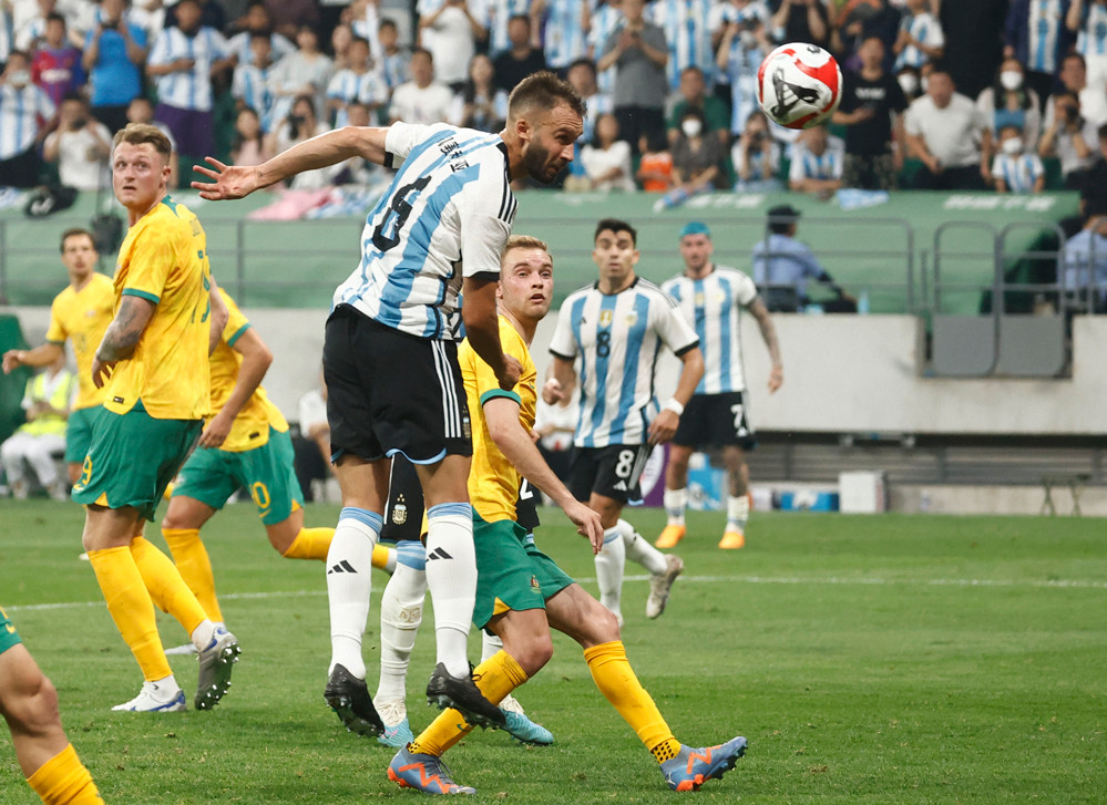 sieu pham cua messi giup argentina danh bai australia2 sieu pham cua messi giup argentina danh bai australia2