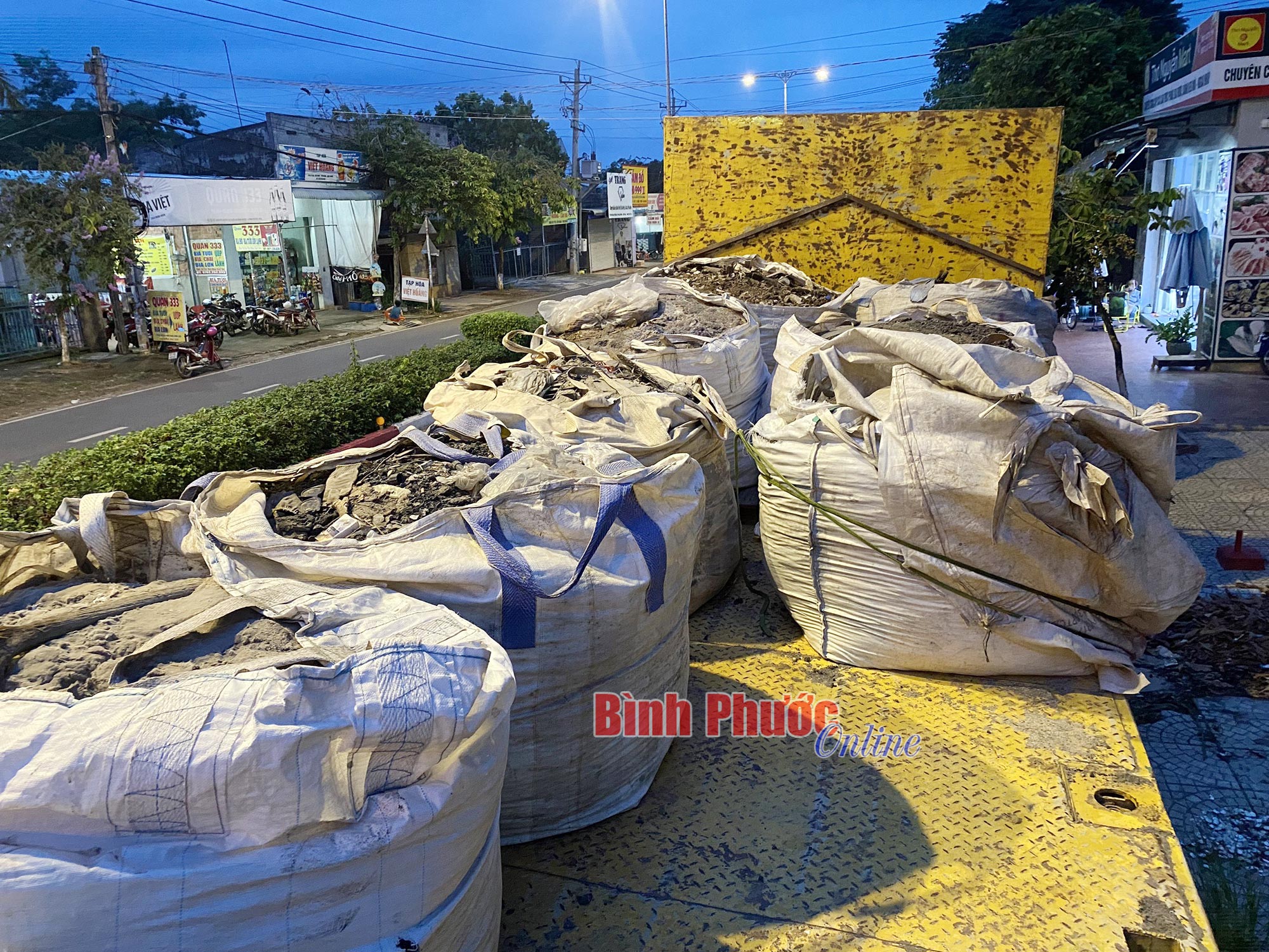 bat qua tang xe dau keo do trom chat thai ra lo cao su tai binh phuoc1 bat qua tang xe dau keo do trom chat thai ra lo cao su tai binh phuoc1