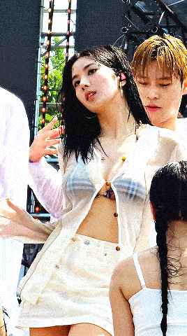 nu ca si dien do xuyen thau dat ky luc 1 6 trieu view o le hoi am nhac waterbomb1 nu ca si dien do xuyen thau dat ky luc 1 6 trieu view o le hoi am nhac waterbomb1