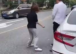 co gai noi dien dap pha taxi sau khi tai xe tu choi loi de nghi gay soc cua co co gai noi dien dap pha taxi sau khi tai xe tu choi loi de nghi gay soc cua co