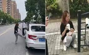 co gai noi dien dap pha taxi sau khi tai xe tu choi loi de nghi gay soc cua co 1 co gai noi dien dap pha taxi sau khi tai xe tu choi loi de nghi gay soc cua co 1