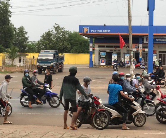 2 chi dai lop 11 keo hang chuc thanh thieu nien cam tuyp sat di hon chien o quan ca phe 2 chi dai lop 11 keo hang chuc thanh thieu nien cam tuyp sat di hon chien o quan ca phe