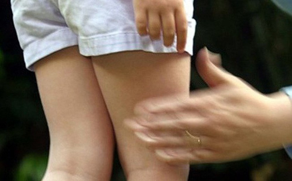 bat khan cap ga dan ong nhieu lan gio tro doi bai voi be gai 10 tuoi