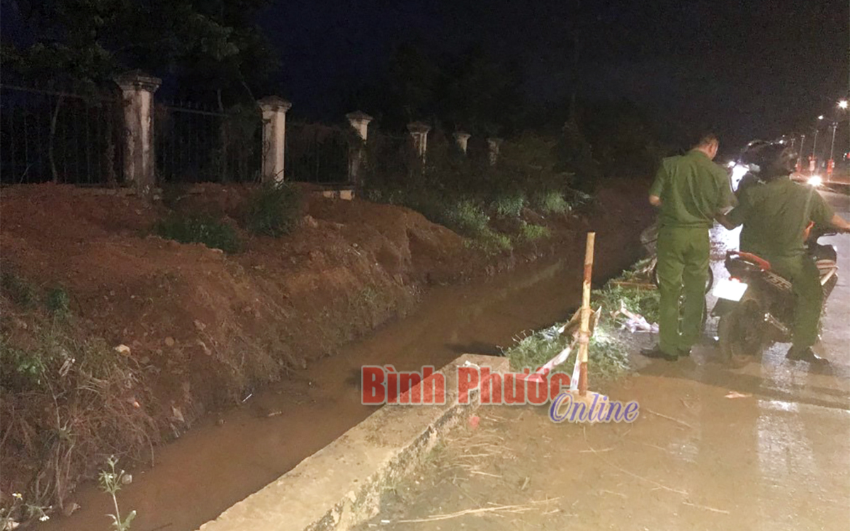 kinh hai phat hien thi the nguoi phu nu duoi muong nuoc cong an kham nghiem tu thi