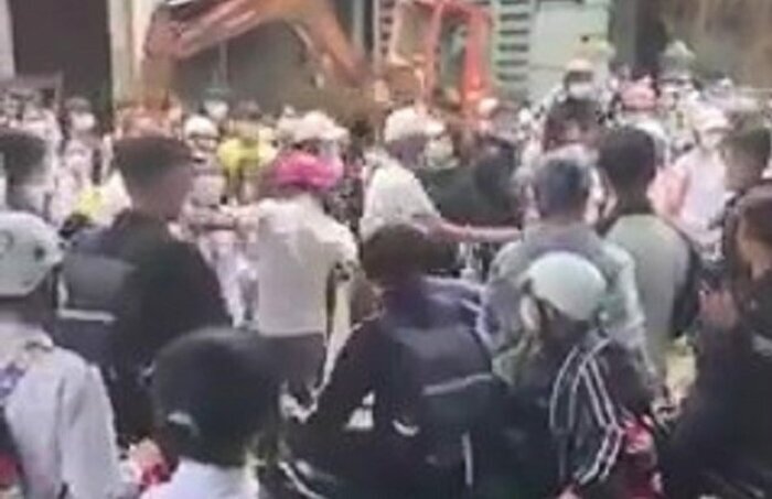 vu clip nhom hoc sinh hon chien truoc cong truong he lo nguyen nhan