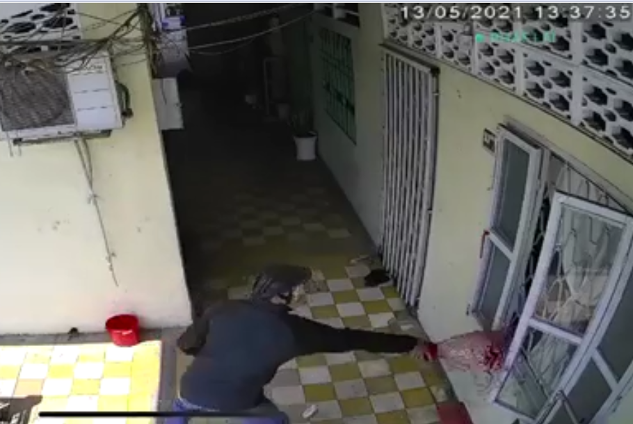 vu clip thanh nien bit mat tat son vao cua so nha dan nu chu nha 71 tuoi ke gi vu clip thanh nien bit mat tat son vao cua so nha dan nu chu nha 71 tuoi ke gi