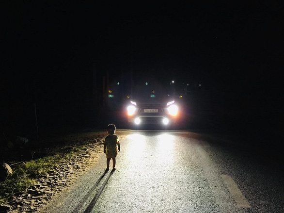 vu tai xe go cua tung nha tim bo me be 2 tuoi lang thang giua dem nghen ngao loi nguoi cha vu tai xe go cua tung nha tim bo me be 2 tuoi lang thang giua dem nghen ngao loi nguoi cha