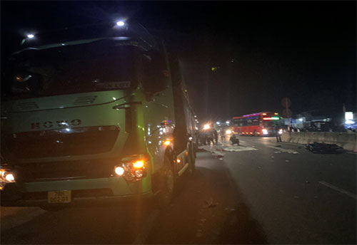 xe may kep 3 co gai tong thang duoi xe tai dau keo dang dung 1 nguoi chet1