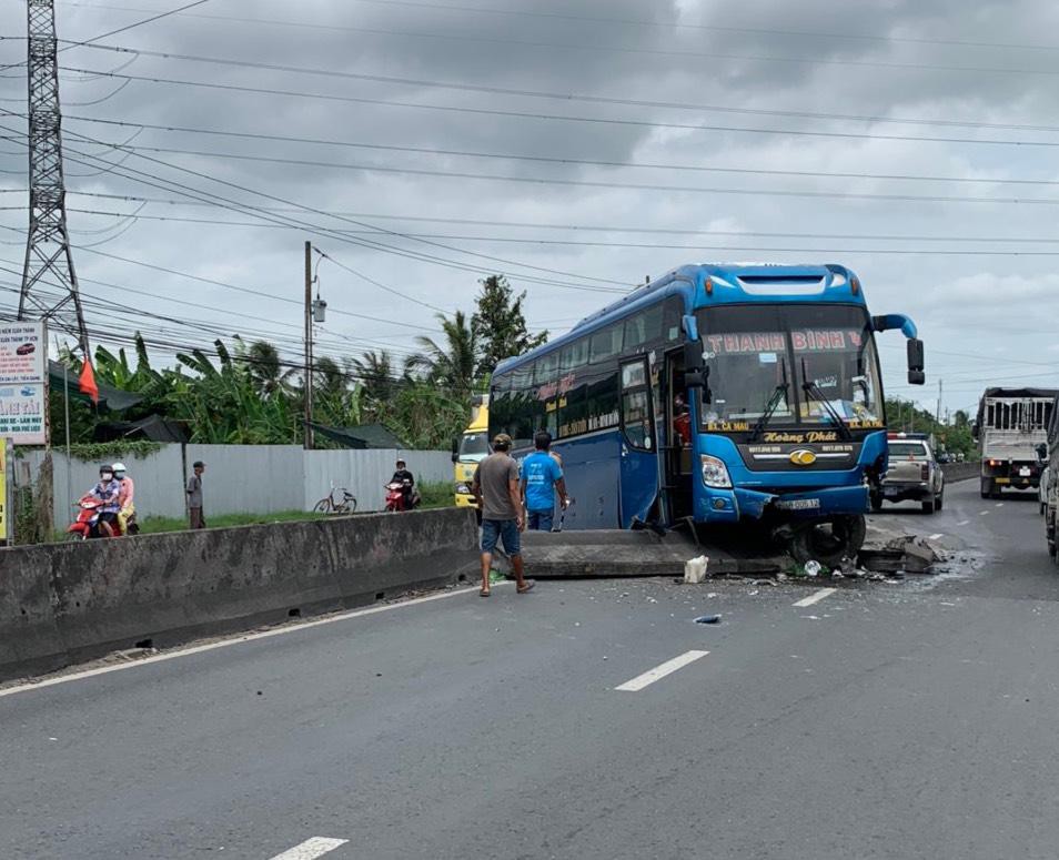 tin tuc tai nan giao thong ngay 24 5 2021 thanh nien buong 2 tay lai xe may 75km h linh cai ket dang 2 tin tuc tai nan giao thong ngay 24 5 2021 thanh nien buong 2 tay lai xe may 75km h linh cai ket dang 2