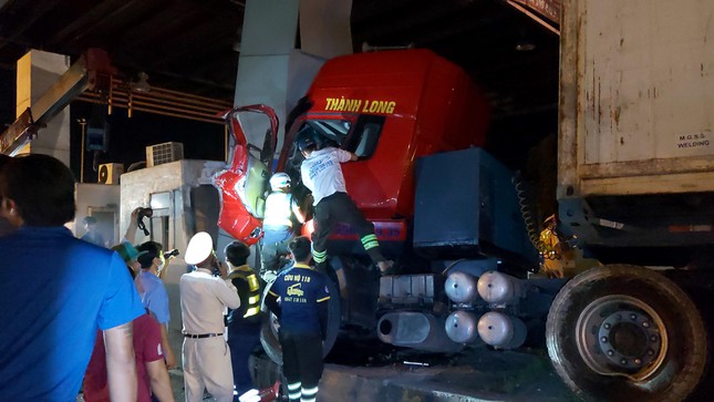 tin tuc tai nan giao thong ngay 30 5 2021 container tong vao tram thu phi tai xe ket cung trong cabin tin tuc tai nan giao thong ngay 30 5 2021 container tong vao tram thu phi tai xe ket cung trong cabin