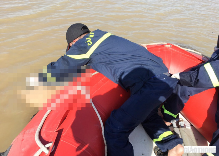 phat hien thi the noi tren song o nghe an trong nguoi co vi va giay to tuy than