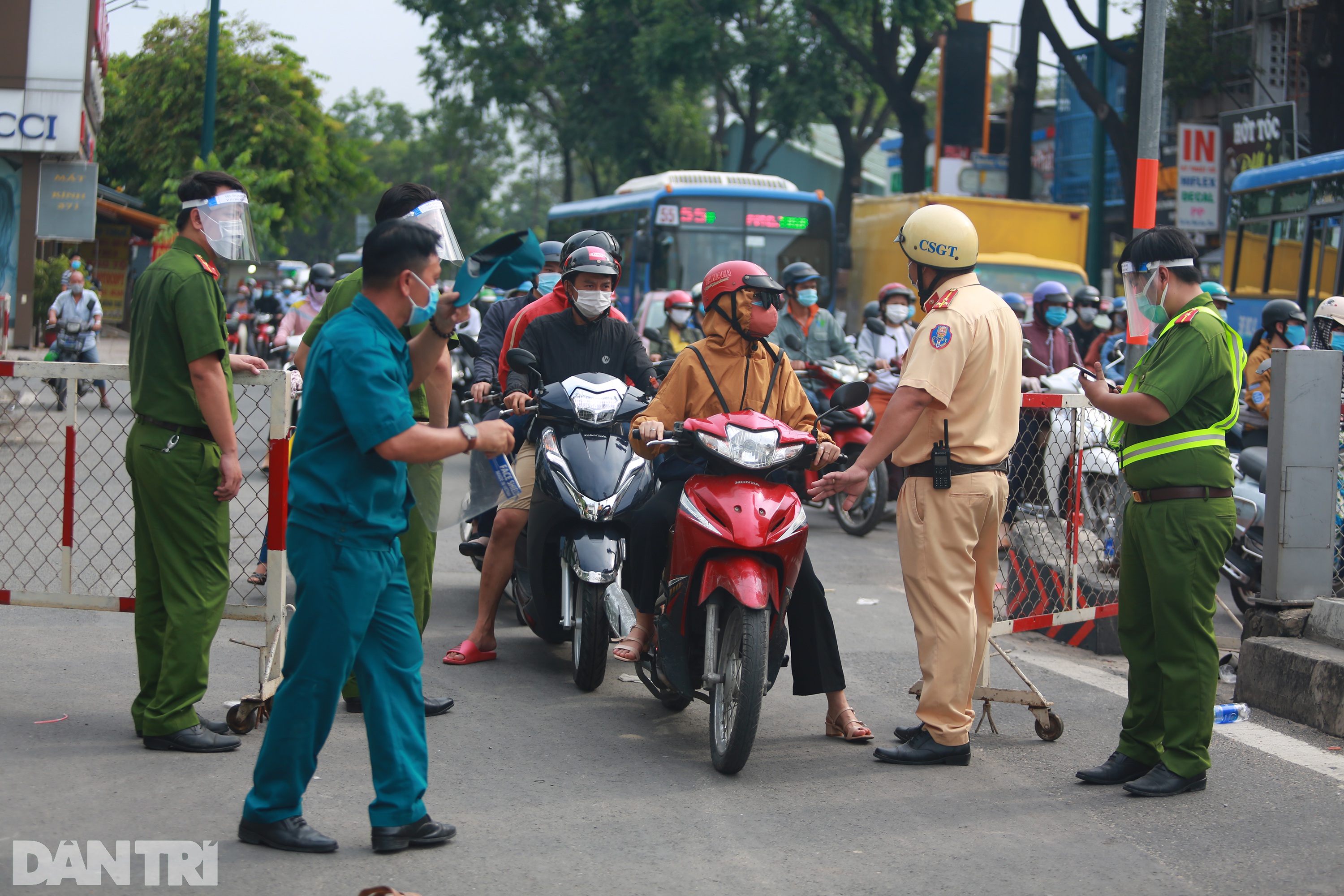 un u hang ngan nguoi tiep tuc xa chot kiem soat o go vap 2 un u hang ngan nguoi tiep tuc xa chot kiem soat o go vap 2