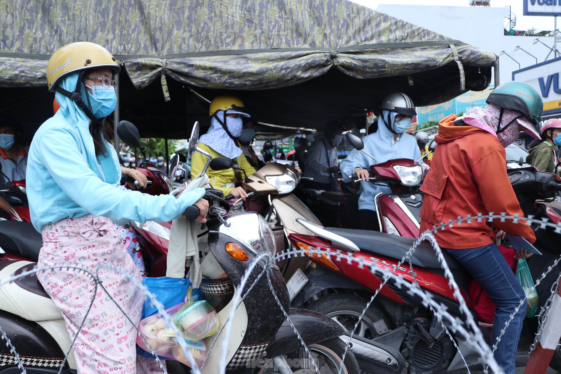 un u hang ngan nguoi tiep tuc xa chot kiem soat o go vap 4 un u hang ngan nguoi tiep tuc xa chot kiem soat o go vap 4