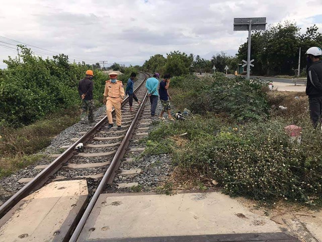vu thanh nien bi tau hoa can tu vong gan hien truong co xe dap mini mu luoi trai mau do vu thanh nien bi tau hoa can tu vong gan hien truong co xe dap mini mu luoi trai mau do