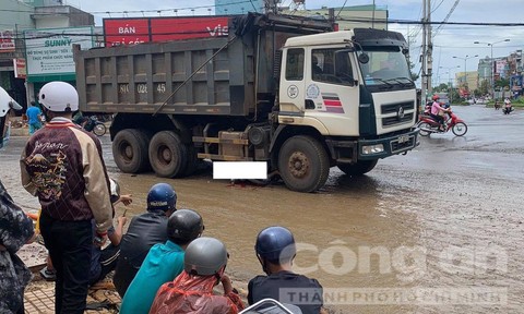 bi cuon vao gam xe tai nu sinh lop 12 tu vong thuong tam 2 bi cuon vao gam xe tai nu sinh lop 12 tu vong thuong tam 2