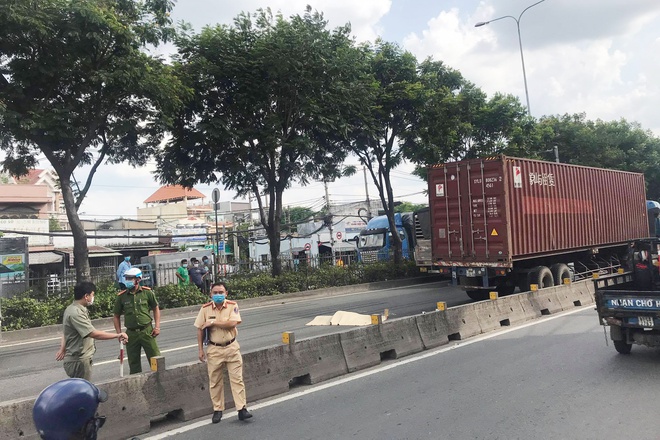tin tuc tai nan giao thong ngay 6 6 2021 di bo trong lan oto nam thanh nien bi container can tu vong tin tuc tai nan giao thong ngay 6 6 2021 di bo trong lan oto nam thanh nien bi container can tu vong