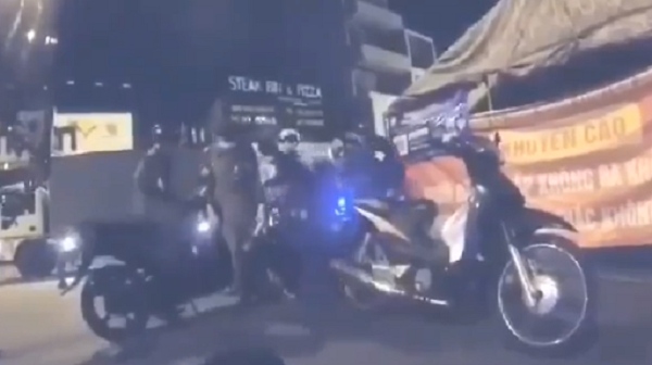 xon xao clip nguoi dan ong bi danh guc trong dem tai chot kiem soat o tp hcm xon xao clip nguoi dan ong bi danh guc trong dem tai chot kiem soat o tp hcm