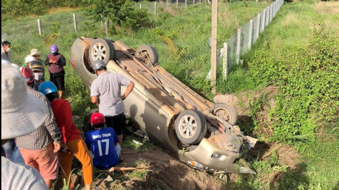 vu o to lao xuong muong roi lat ngua tai xe tu vong tai cho trong xe co nhieu coc tien vu o to lao xuong muong roi lat ngua tai xe tu vong tai cho trong xe co nhieu coc tien