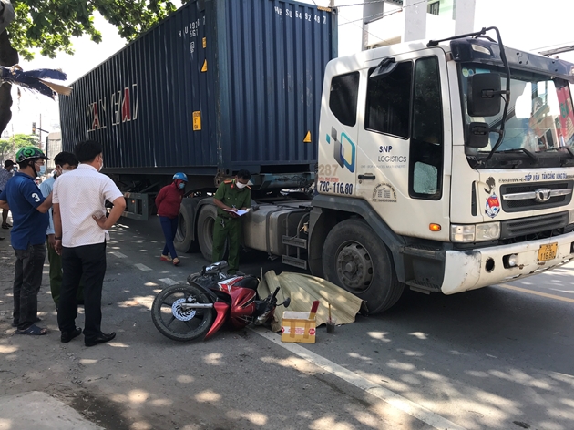 nga ra duong tai xe xe om cong nghe bi container can tu vong thuong tam nga ra duong tai xe xe om cong nghe bi container can tu vong thuong tam
