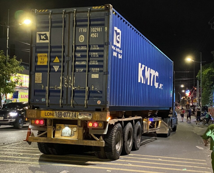 nga ra duong sau va cham nguoi dan ong bi container can tu vong thuong tam nga ra duong sau va cham nguoi dan ong bi container can tu vong thuong tam