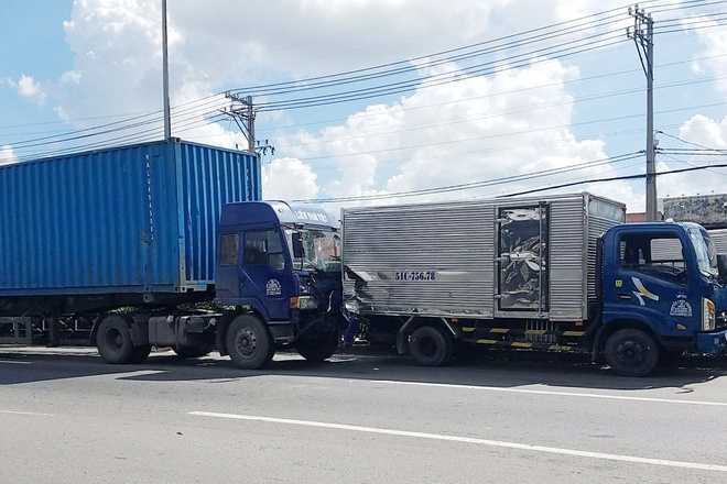 container tong thang duoi oto tai dang dung sua chua phu xe tu vong tai cho container tong thang duoi oto tai dang dung sua chua phu xe tu vong tai cho