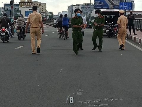 vu thi the nguoi dan ong tren via he cau binh loi du cam khong lanh cua nguoi vo vu thi the nguoi dan ong tren via he cau binh loi du cam khong lanh cua nguoi vo