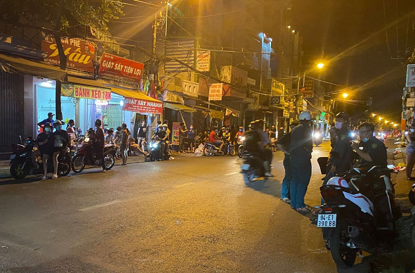 vu con re vay tien 3 nguoi nha cha vo bi con do chem cong an thu giu gi tai hien truong 2