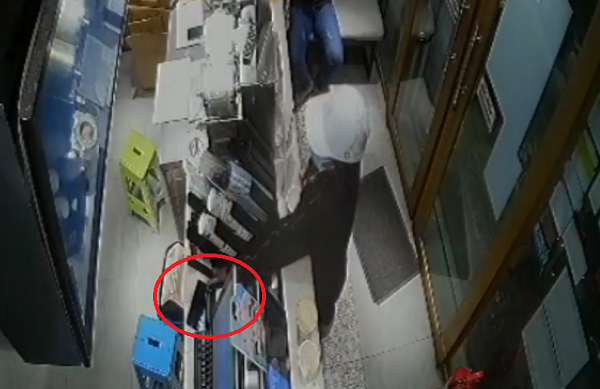 vu clip nguoi phu nu doi non trang trom dien thoai cuc nhanh trong quan tra sua xuat hien thong tin bat ngo