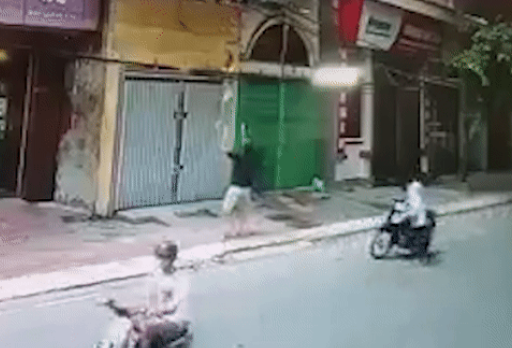 thot tim clip be gai roi tu tang 2 duoc nguoi dan ong di xe dap hung do o nam dinh 2