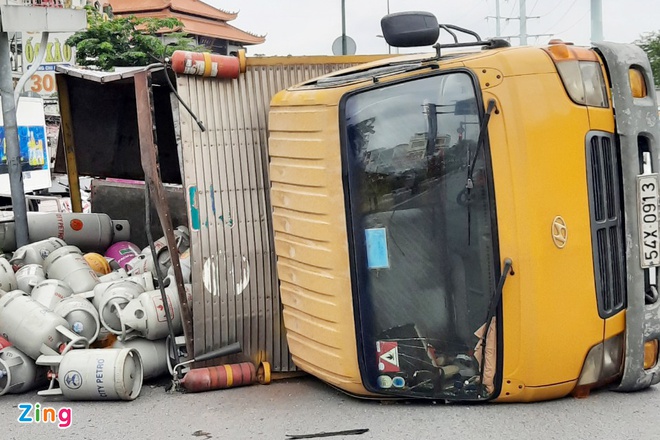 tin tuc tai nan giao thong ngay 1 7 2021 doi vo chong chet tham sau va cham xe tai 2