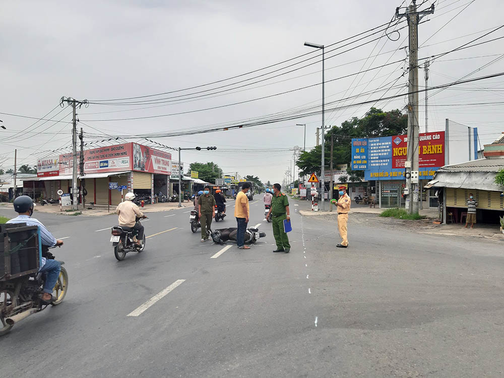 vu thanh nien lan cuc be tong ra giua duong co gai nga chan thuong so nao loi khai bat ngo