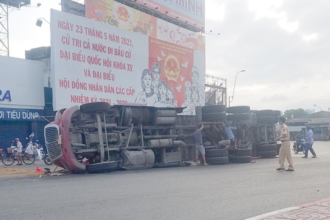 tin tuc tai nan giao thong ngay 5 7 2021 chong lai o to tong vao xe tai dang do vo tu vong tin tuc tai nan giao thong ngay 5 7 2021 chong lai o to tong vao xe tai dang do vo tu vong