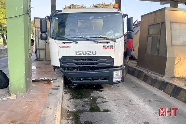 tin tuc tai nan giao thong ngay 7 7 2021 dau xe khach bien dang sau cu dam manh tai xe mac ket trong cabin 2 tin tuc tai nan giao thong ngay 7 7 2021 dau xe khach bien dang sau cu dam manh tai xe mac ket trong cabin 2