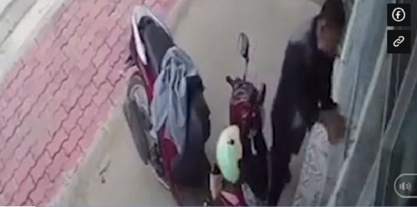 vu clip trom dung day kem nhot co gai trong nha roi cuom xe may he lo tinh tiet bat ngo