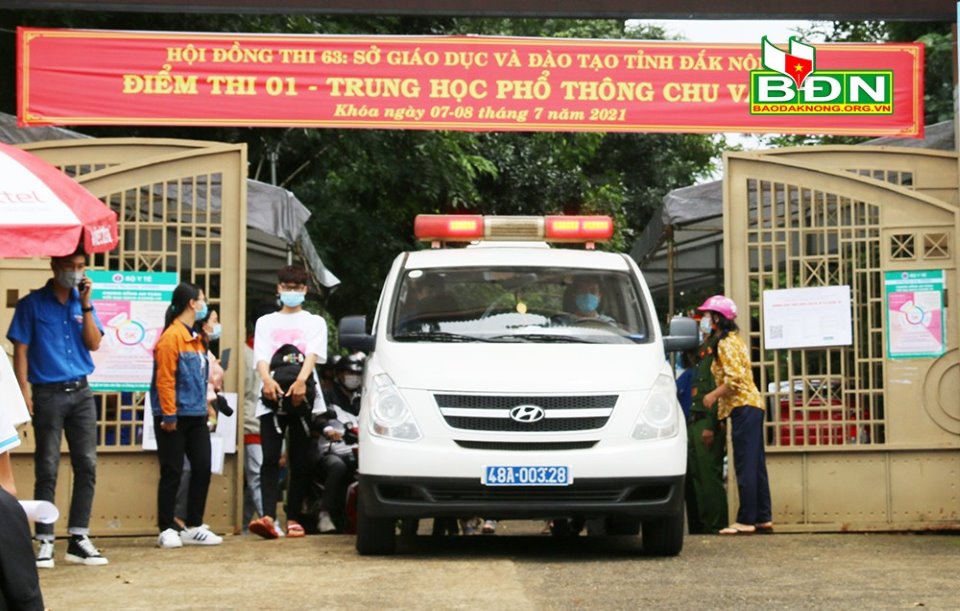 2 nu sinh phai roi khu vuc thi bang xe cap cuu den benh vien