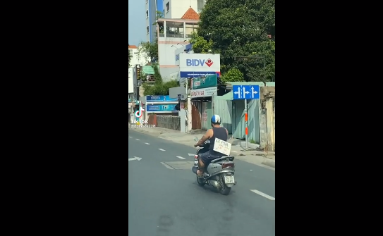 ngo ngang canh nguoi dan ong o tp hcm di xe may deo bien thong bao ly do ra duong 2 ngo ngang canh nguoi dan ong o tp hcm di xe may deo bien thong bao ly do ra duong 2