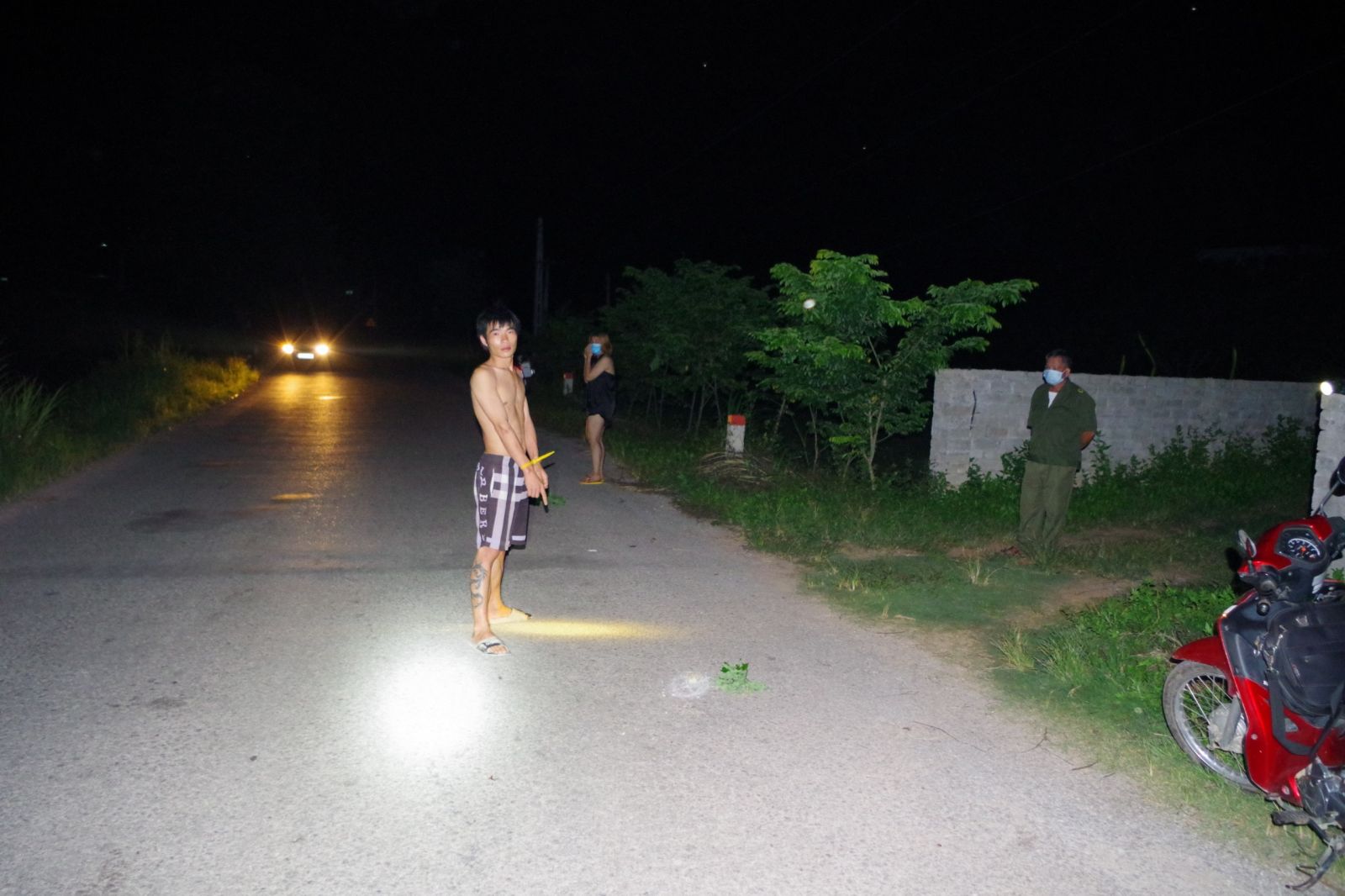 dang di tap the duc co gai tre bi thanh nien tum toc dung dao cua co trong dem