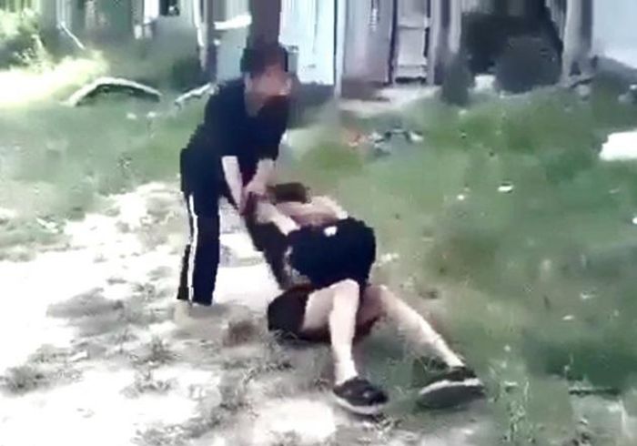 vu clip nu sinh bi danh hoi dong lot ao giua ban ngay he lo loi khai bat ngo