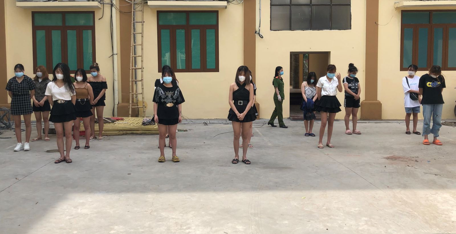 bat qua tang 19 co gai cung 19 thanh nien phieu trong karaoke ngu phuc ba chu quan la ai bat qua tang 19 co gai cung 19 thanh nien phieu trong karaoke ngu phuc ba chu quan la ai